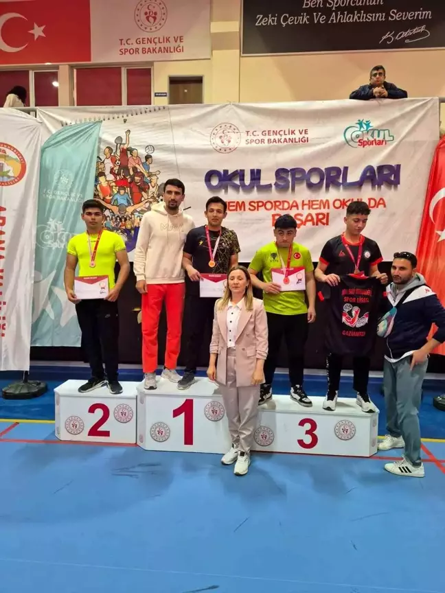 Niğde'li Öğrenci Liseler Arası Bilek Güreşi Müsabakalarında Başarı Elde Etti