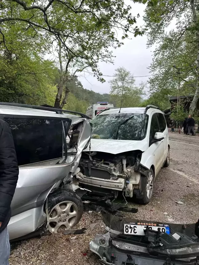 Adana'da Trafik Kazası: Cenazeden Dönen Aile Üyesi Nöbet Geçirerek Kaza Yaptı