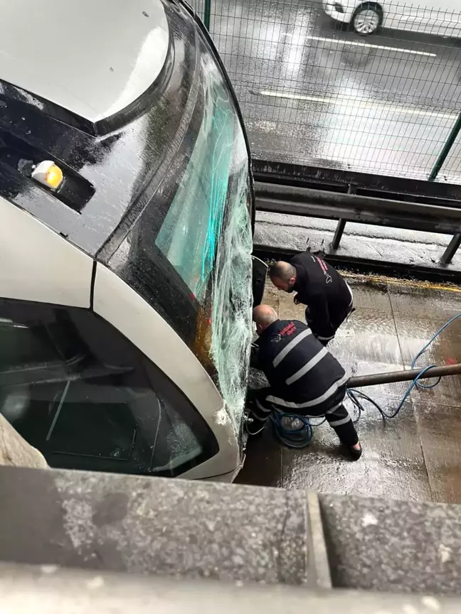 Avcılar'da Metrobüs Kazası: Yaralılar Var