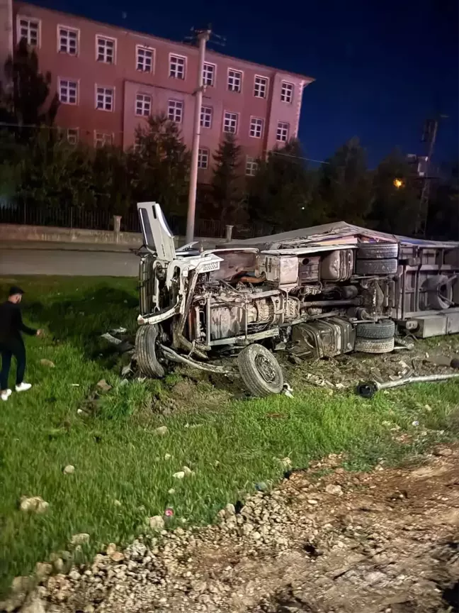 Mardin'de Tır ile Hafif Ticari Araç Çarpıştı: 6 Yaralı