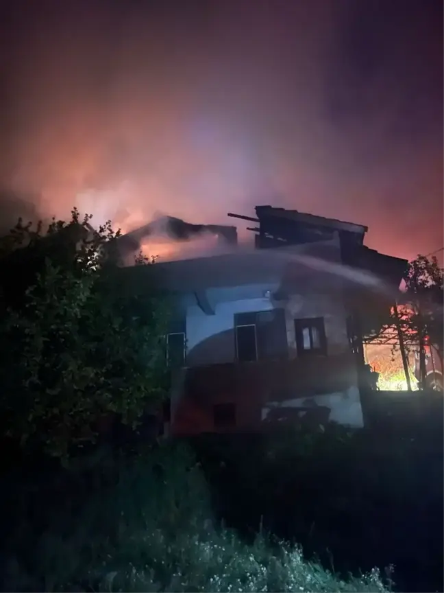 Bolu'da Yangın: 2 Katlı Ev Kül Oldu