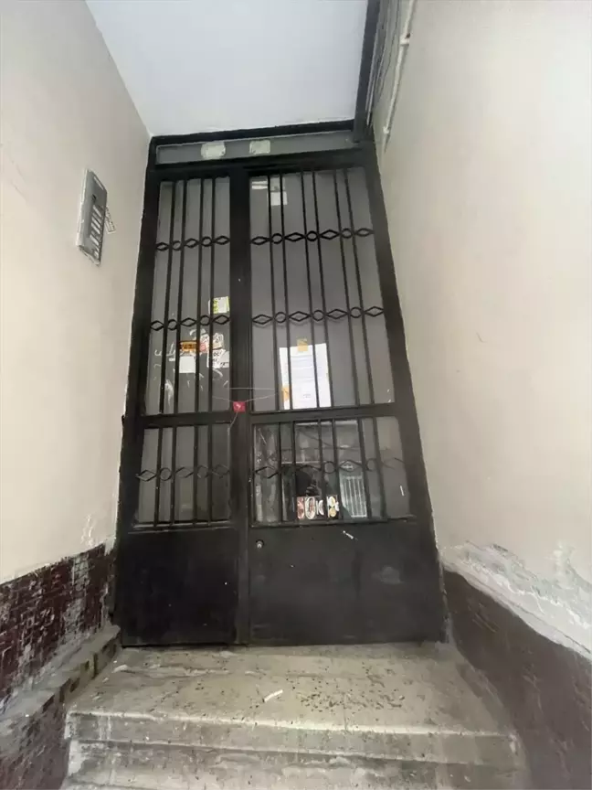 Fatih'te Deprem Sonrası Riskli Binalar Mühürlendi