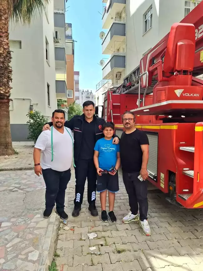 Adana'da İtfaiye Ekipleri, Ağaçta Takılı Oyuncak Helikopteri Kurtardı