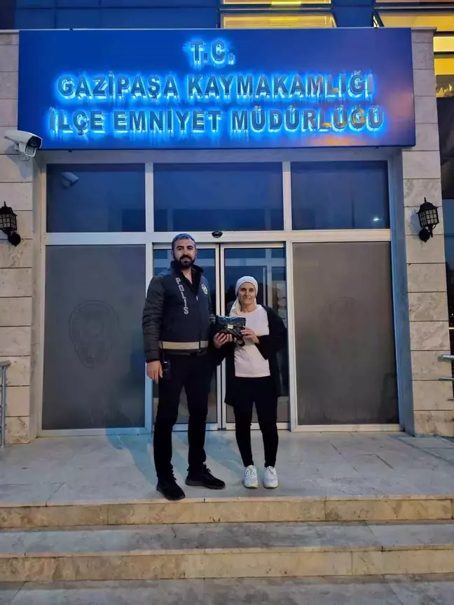 Gazipaşa'da Bulunan El Çantası Sahibine Ulaştırıldı