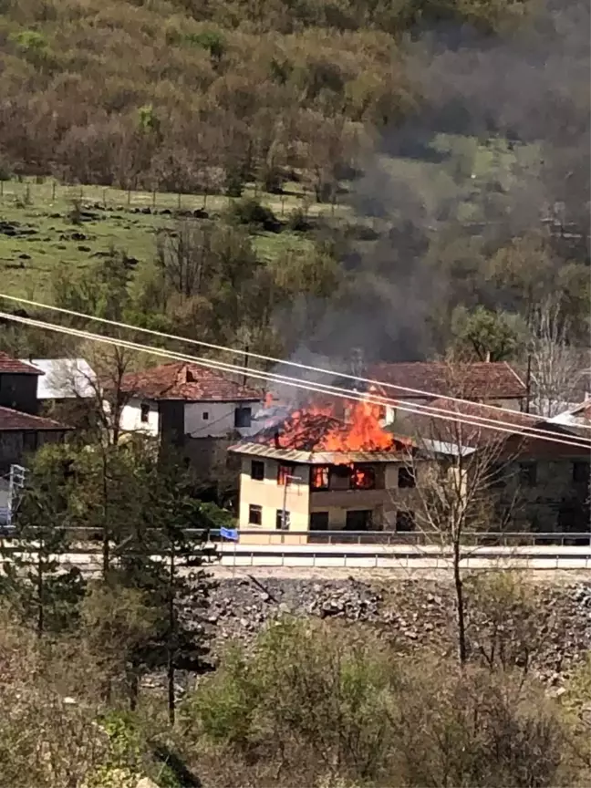 Kastamonu'da Üç Katlı Bina Yangında Kullanılamaz Hale Geldi