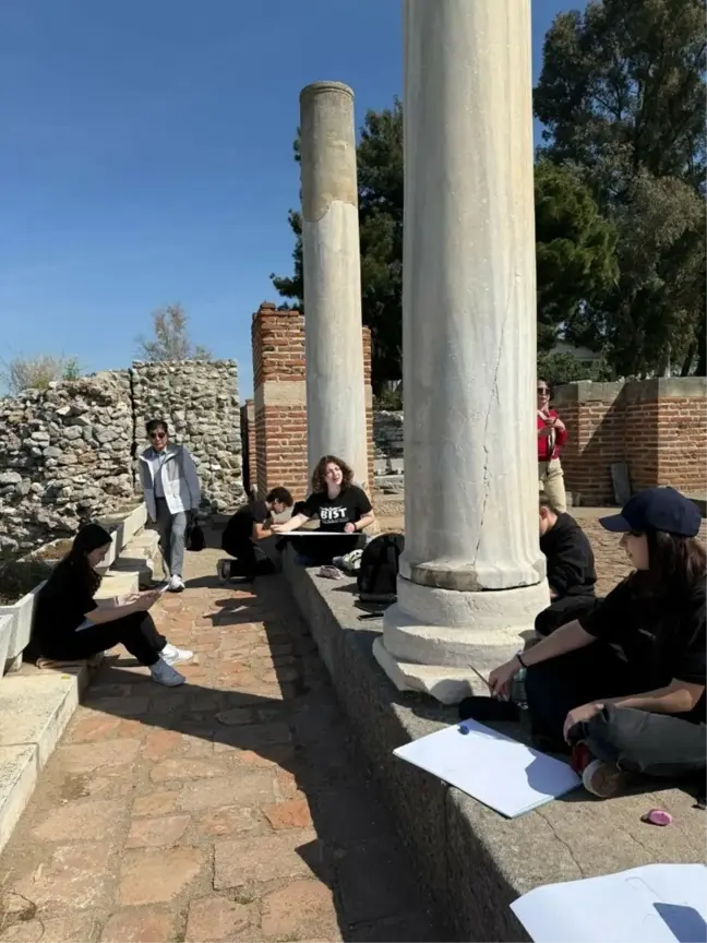 Selçuk'ta öğrenciler tarihi mekanlardan ilham alarak resim yaptı