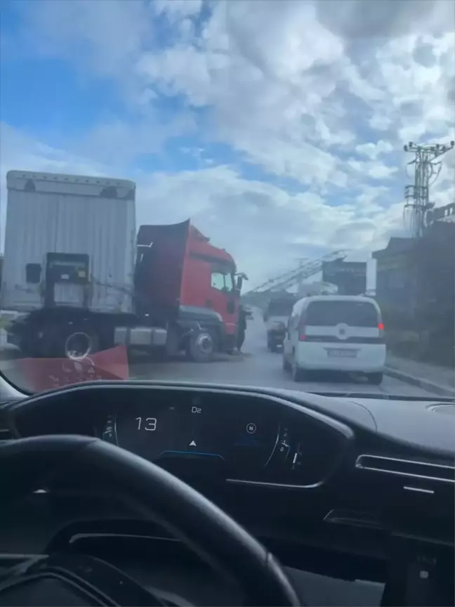 Esenyurt’ta TIR Refüj Direğine Çarptı, Trafik Yoğunluğu Oluştu