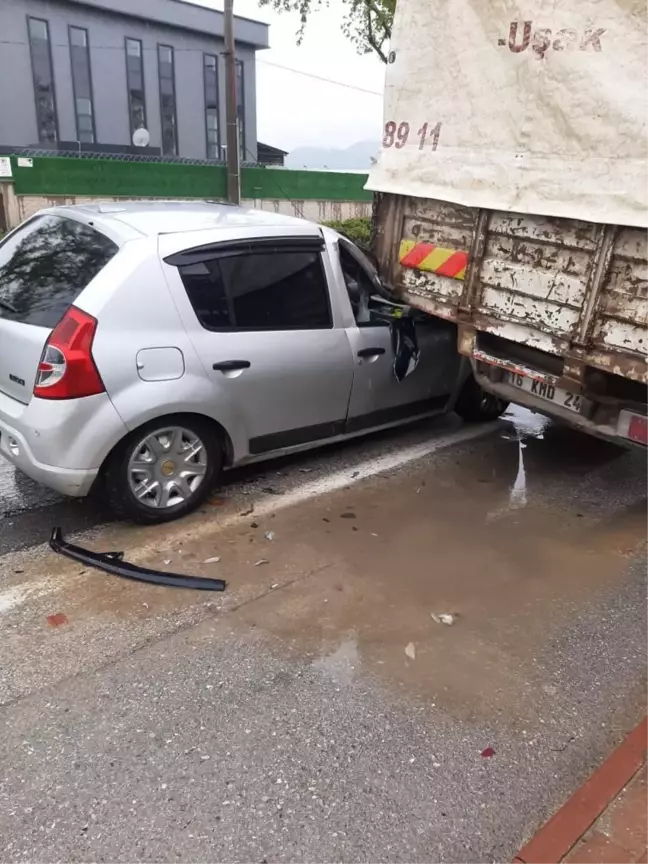 İnegöl'de Yağış Nedeniyle Trafik Kazası: Sürücü Yaralandı