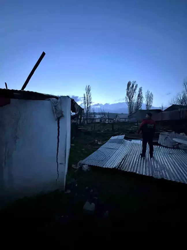 Sarıkamış'ta Fırtına: Okul ve 7 Ev Hasar Gördü