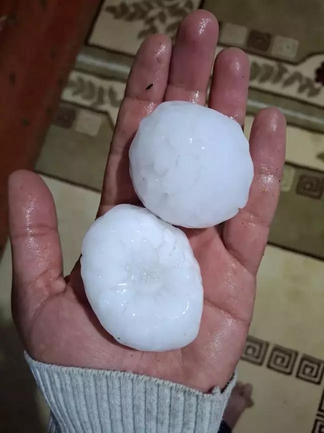 Diyarbakır'ın Kulp İlçesinde Ceviz Büyüklüğünde Dolu Yağdı