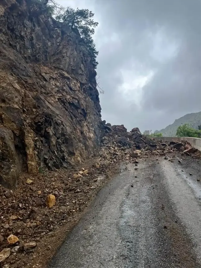 Gümüşhane'de Heyelan Yolu Kapadı