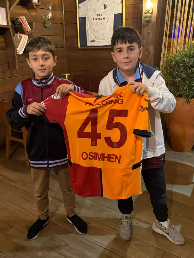Galatasaray, Trabzonspor'u 2-0 Mağlup Etti; Küçük Taraftar Osimhen'in Formasını Aldı