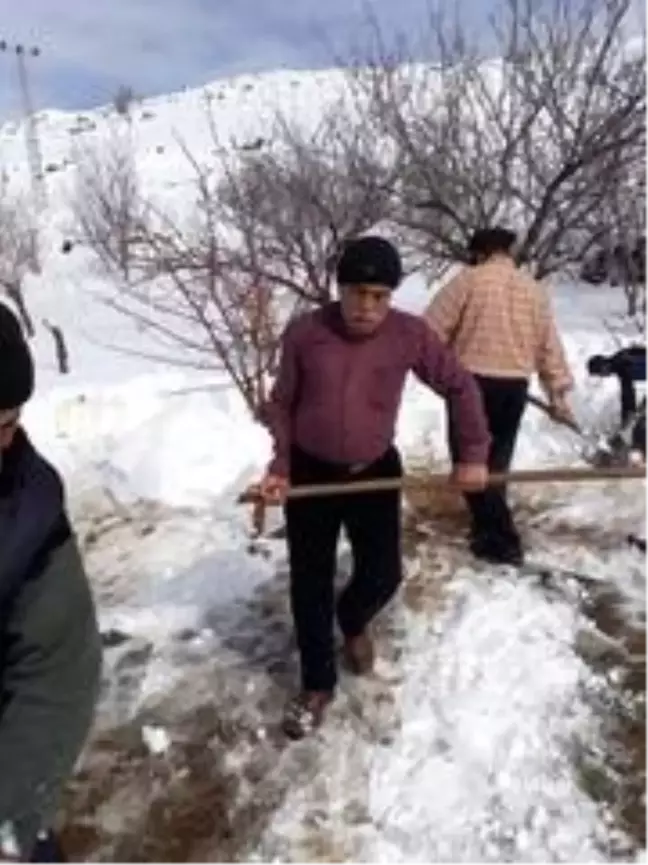 Yıllardır devam eden gelenek için kuyuları kar ile doldurdular