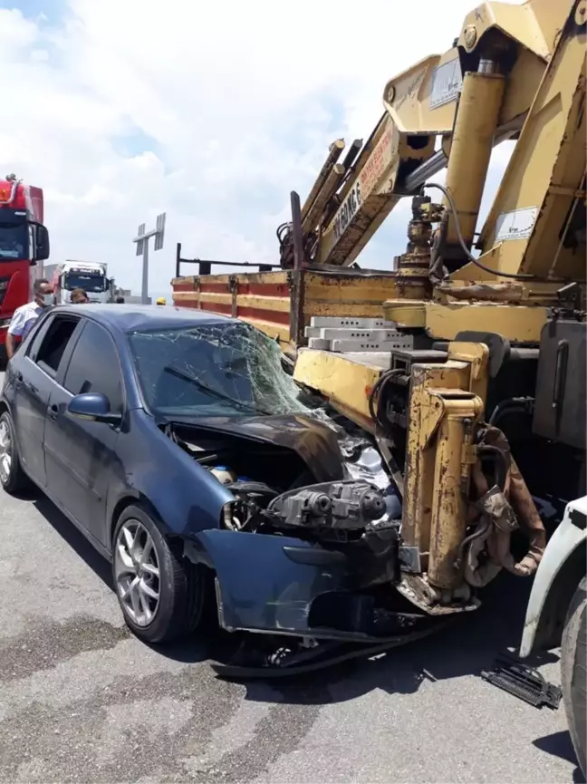 Manisa'da vince çarpan otomobil sürücüsü ağır yaralandı