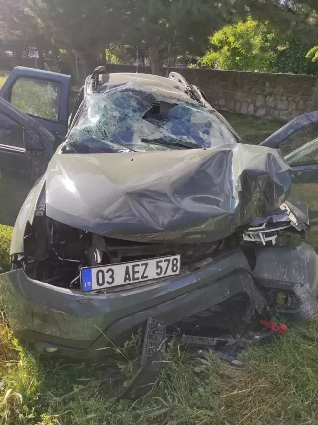 Afyonkarahisar'ın Sandıklı ilçesinde parkın kapısına çarpan otomobilde 5 kişi yaralandı