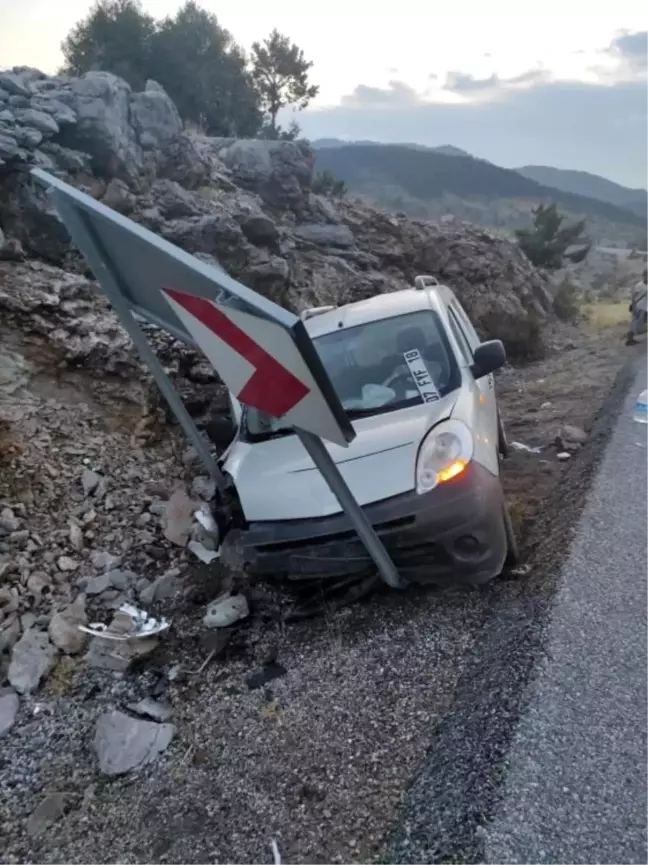 Akseki'de trafik kazası: 2 kişi yaralandı