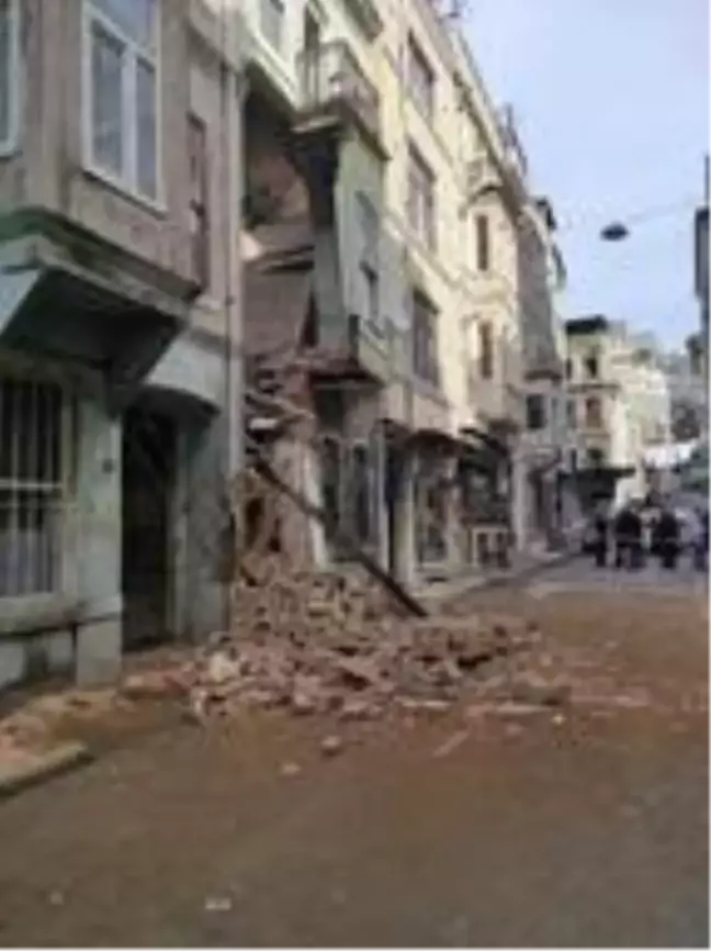 Beyoğlu'nda 2 katlı boş bina çöktü-1