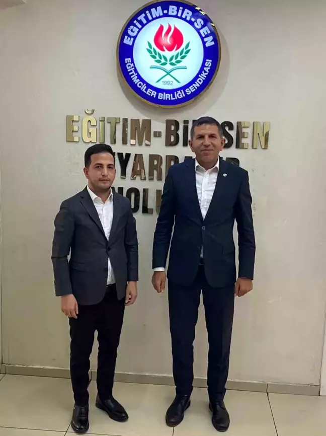 Öz Sağlık İş Sendikası Diyarbakır Şube Başkanı Mehmet Aküzüm, Memur-Sen Diyarbakır İl Başkanı Ramazan Tekdemir'e hayırlı olsun ziyaretinde bulundu