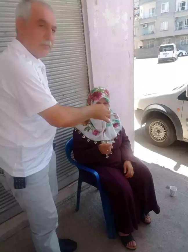 Batman Belediyesi Zabıta Ekipleri Kaybolan Altın Kolyeyi Bulup Sahibine Teslim Etti