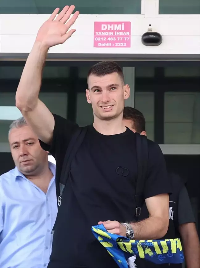 Fenerbahçe'nin transferi için İstanbul'a gelen Hırvat kaleci Dominik Livakovic