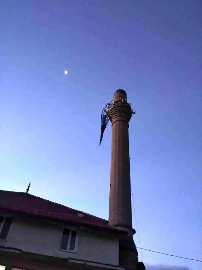 Isparta'nın Keçiborlu ilçesinde şiddetli rüzgar panik yarattı