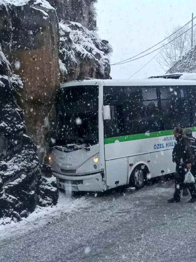 Bitlis'te özel halk otobüsü kaza yaptı: 4 yaralı