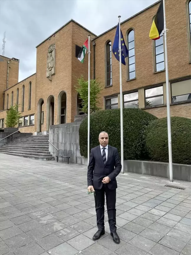 Belçika'nın başkenti Brüksel'deki Evere Belediyesi Filistin bayrağı asarak dayanışma sergiledi