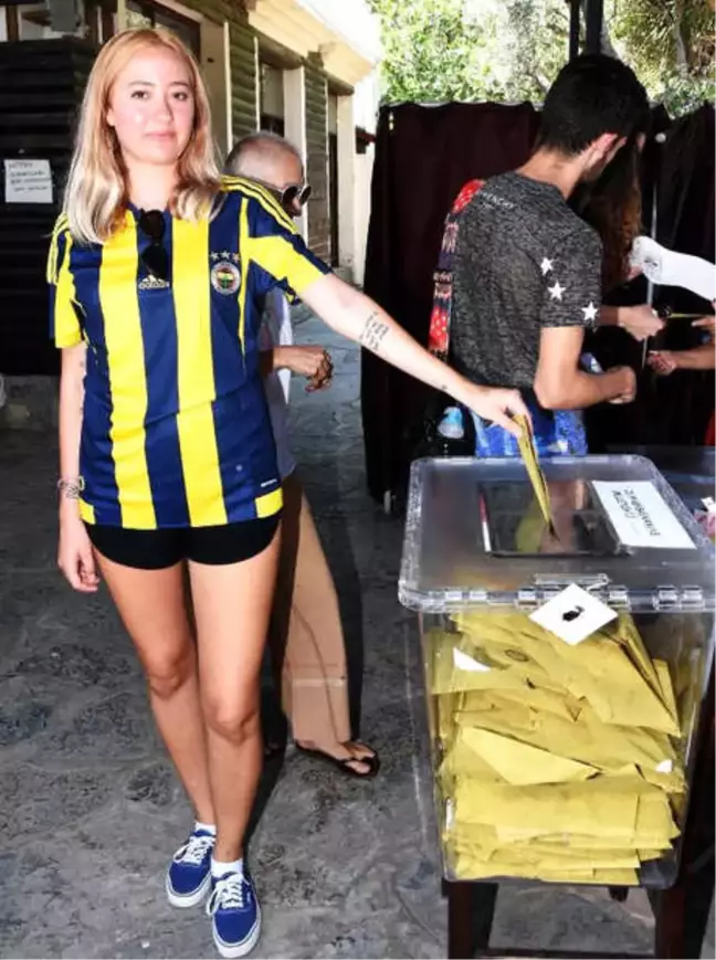Ünlüler Torba'da Oy Kullandı