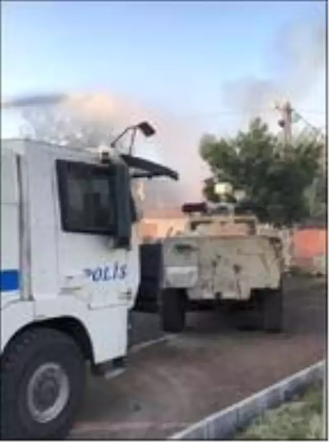 Diyarbakır'da evde çıkan yangın, TOMA ve zırhlı araçla söndürüldü