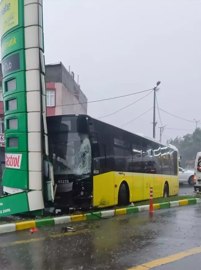 Avcılar'da İETT otobüsü kaza yaptı, 3 kişi yaralandı