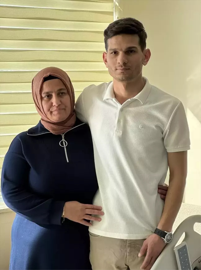 Antalya'da anne-baba, 13 yıl arayla çocuklarına böbreklerini bağışladı