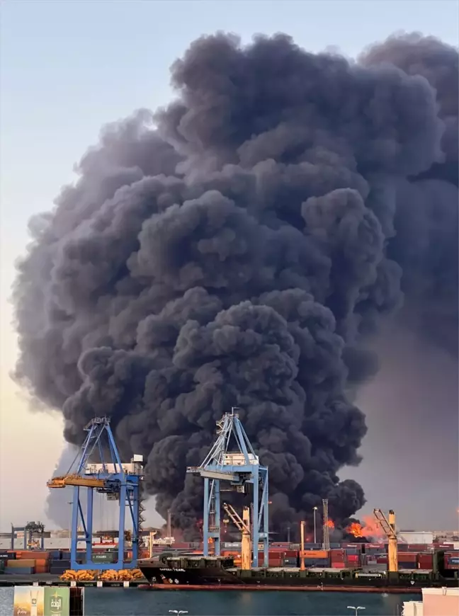 Port Sudan'da Patlamalar ve Yangınlar: Havalimanı da Saldırıya Uğradı