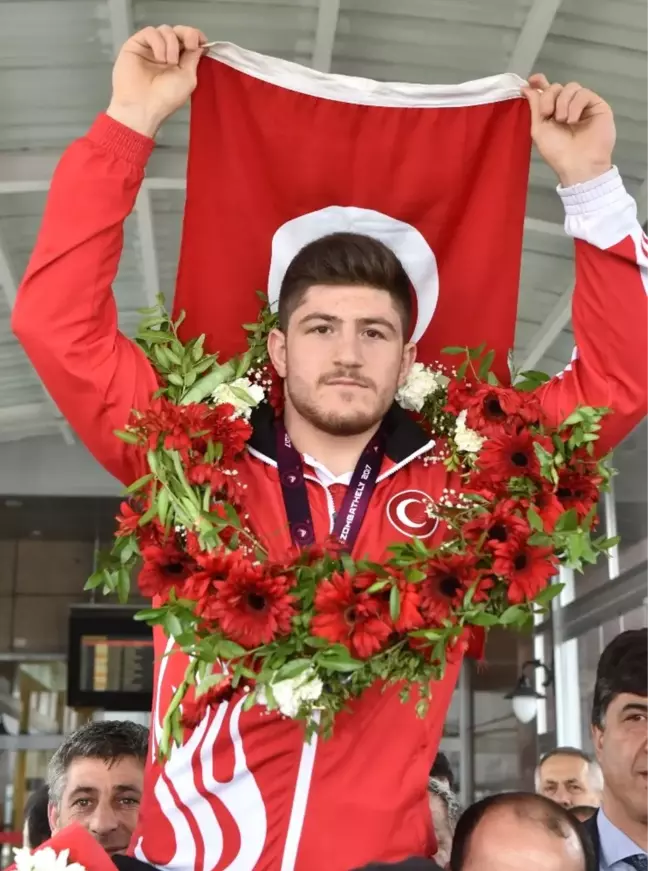 Avrupa Fatihi Ertürk'e Coşkulu Karşılama