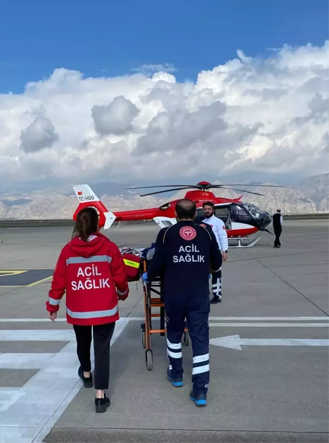 Cizre'de solunum yetmezliği olan çocuk ambulans helikopterle Diyarbakır'a sevk edildi