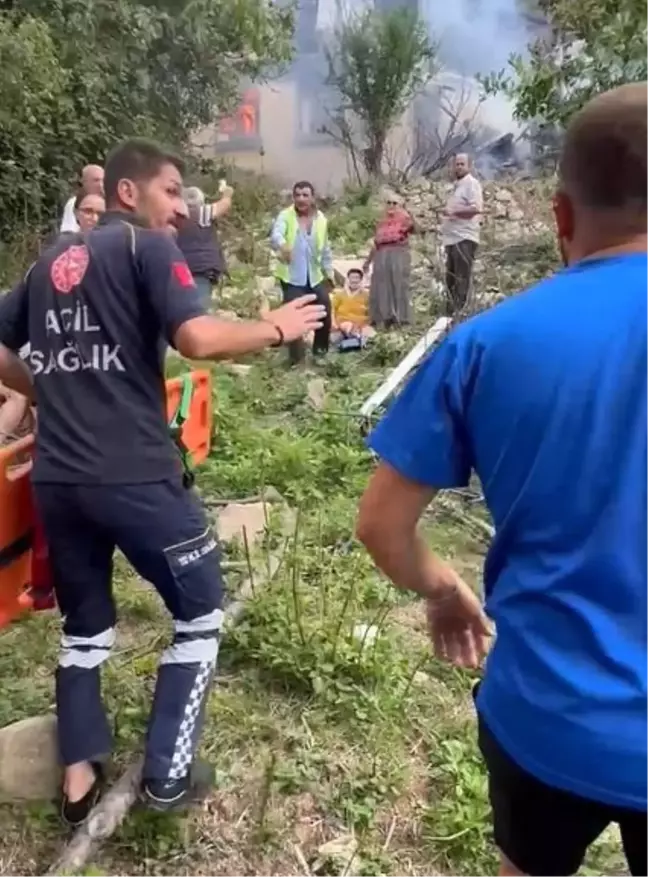 Kastamonu'da çıkan yangında ahşap ev küle döndü, 3 kişi yaralandı