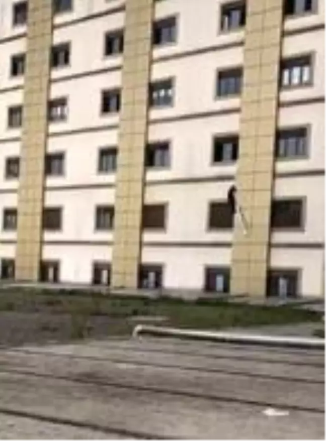 Koranavirüs şüphelisi çarşafları bağlayıp hastaneden kaçmaya çalıştı