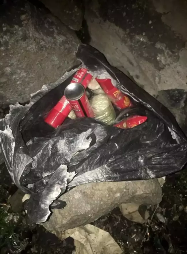Diyarbakır'da polisi gören şüpheliler el yapımı patlayıcıları etrafa attı
