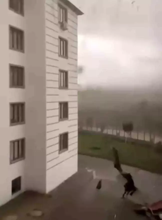 Bingöl'de Fırtına Çatıları Uçurdu, Bir Çocuk Şans Eseri Kurtuldu