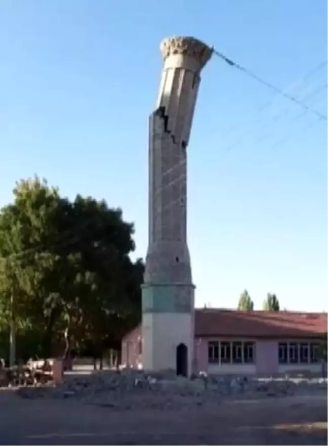 İmece usulü minare yıkımı