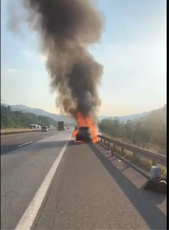 Anadolu Otoyolunda Otomobil Yanarak Kullanılamaz Hale Geldi