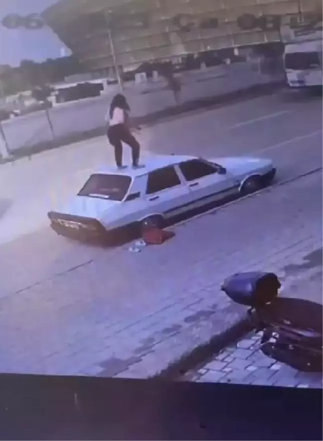 Adana'da kadın otomobilin tavanında dans etti