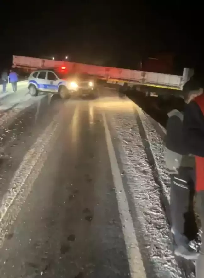 Kayseri'de Tır ve Otomobil Çarpıştı, Yol Trafiğe Kapandı