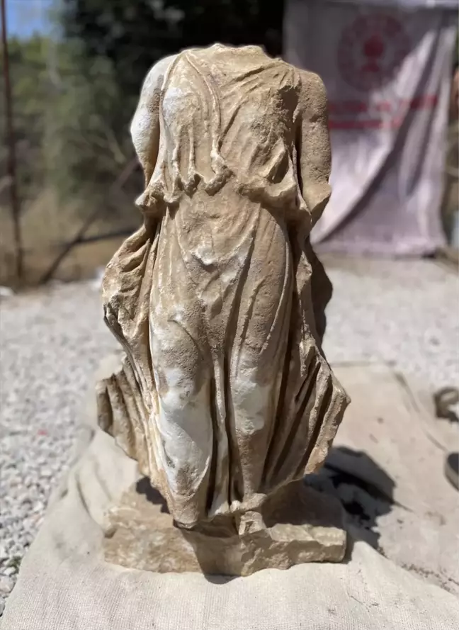 Alanya'da 1800 yıllık Roma dönemine ait Nike heykeli bulundu