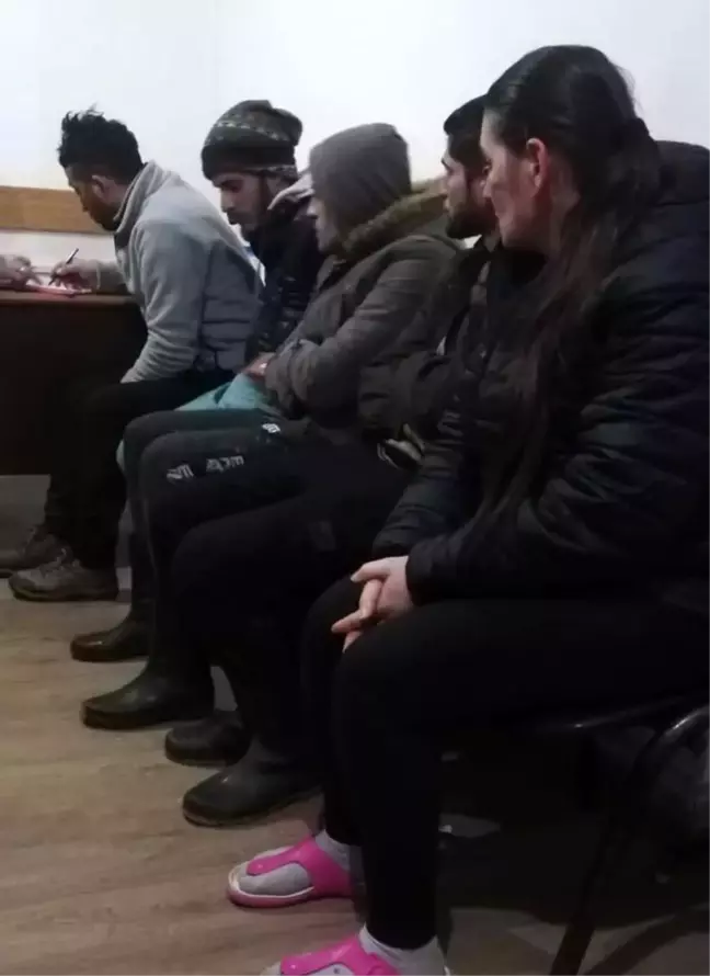Rize'de ormanda gece yarısı ağaç kesen 5 şahsı köylüler yakaladı