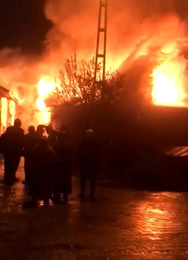 Tokat'ta Yangın: 3 Ev Kullanılamaz Hale Geldi