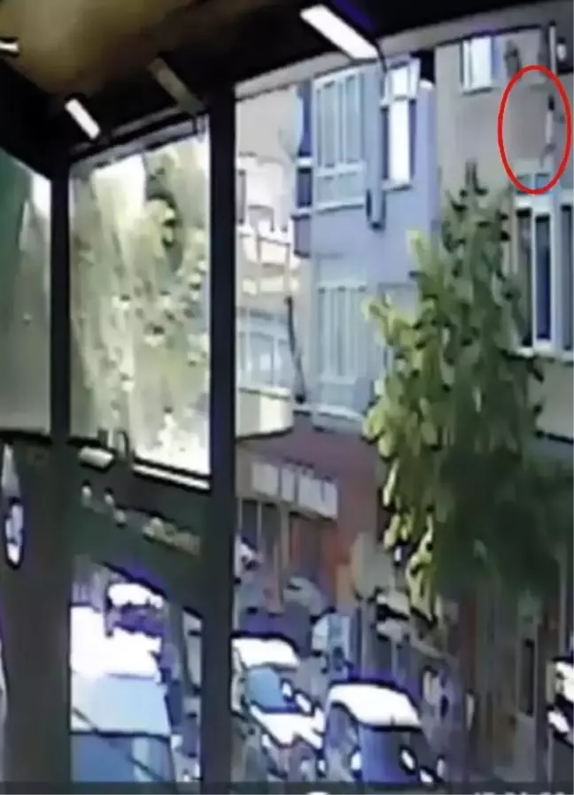 3'üncü kattan düşen minik Ecem'i tente kurtardı