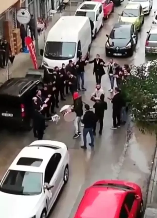 Sosyal mesafeyi hiçe sayıp maskesiz şekilde halay çektiler