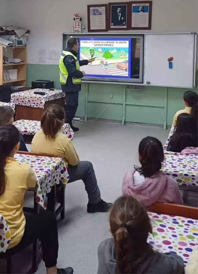 Edirne Jandarma Komutanlığı Öğrencilere Trafik Eğitimi Veriyor