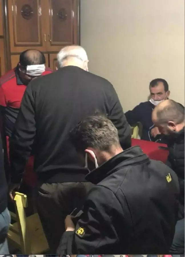 Evde kumar oynarken yakalandılar