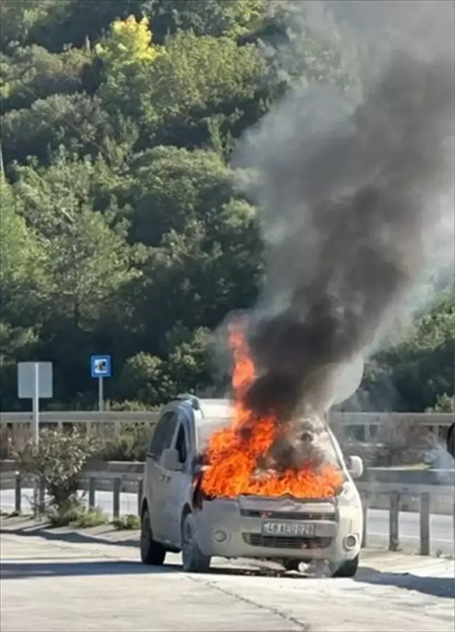 Bodrum'da Hafif Ticari Araçta Yangın Çıktı